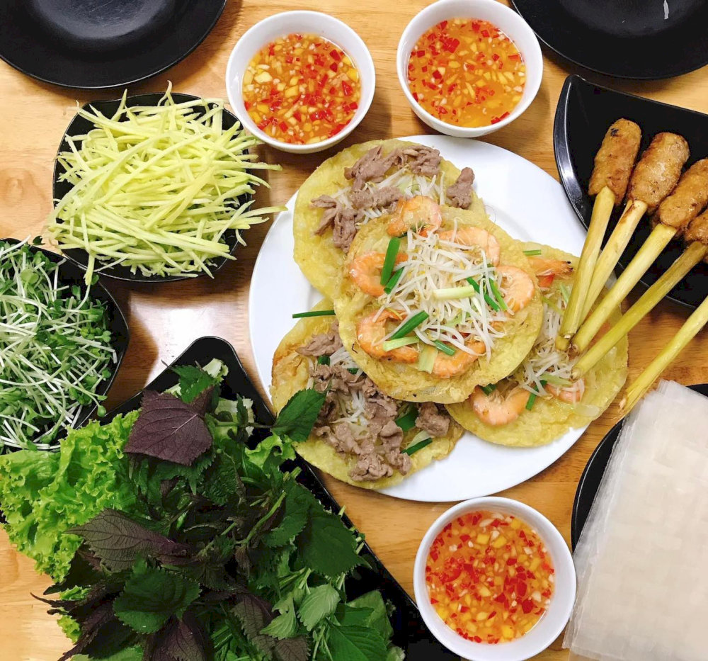 Bánh xèo chấm cùng nước mắm chua ngọt 